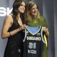 La mexicana Gabriela Jáquez (i) posa este lunes en Nueva York junto a la comisionada de la Asociación Nacional de Baloncesto Femenino (WNBA), Cathy Engelbert, tras ser seleccionada por Chicago Sky en el quinto lugar del draft. EFE/ Ángel Colmenares