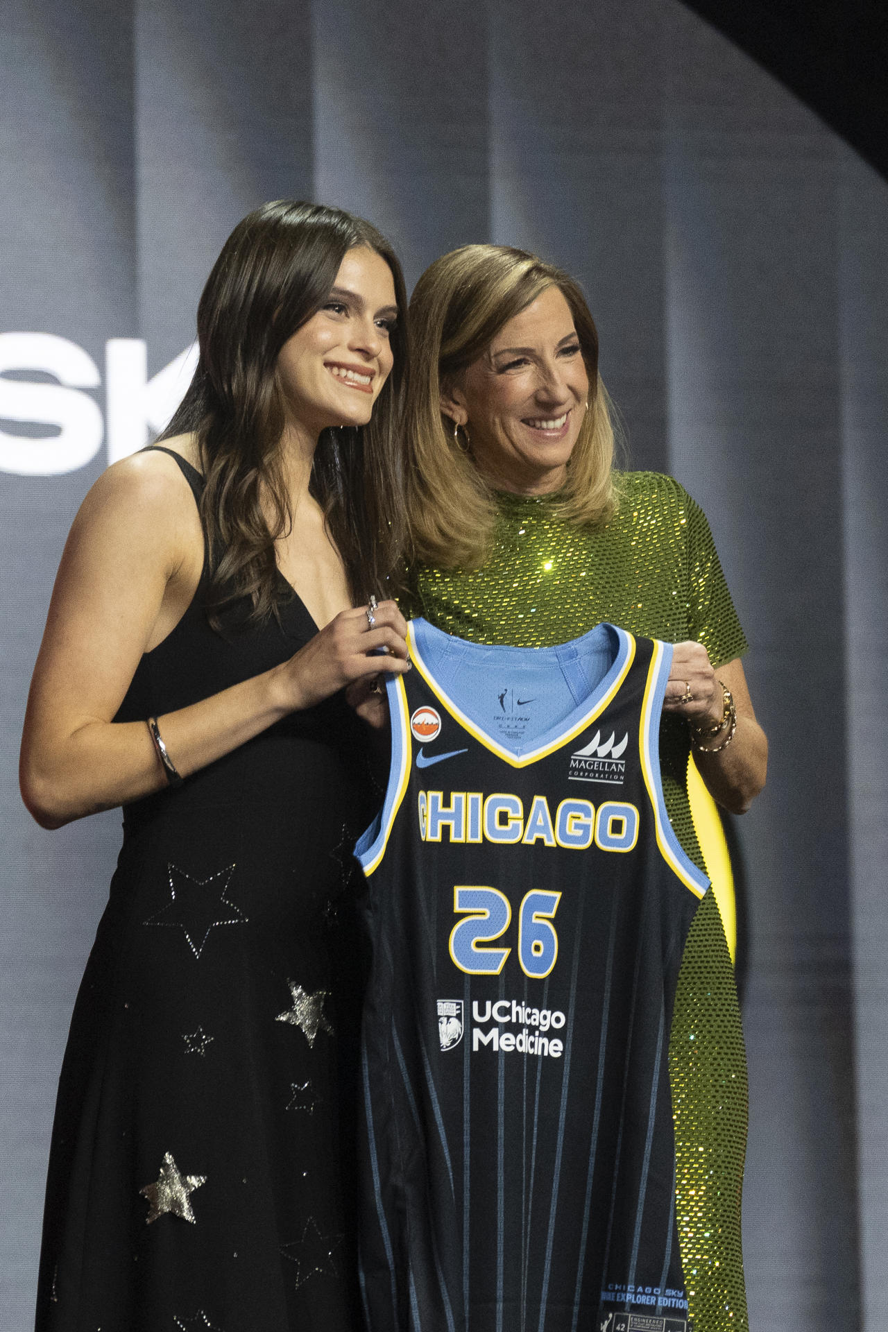La mexicana Gabriela Jáquez (i) posa este lunes en Nueva York junto a la comisionada de la Asociación Nacional de Baloncesto Femenino (WNBA), Cathy Engelbert, tras ser seleccionada por Chicago Sky en el quinto lugar del draft. EFE/ Ángel Colmenares