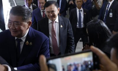 Fotografía de archivo, tomada el 27/05/2025, que muestra al ex primer ministro de Tailandia, Thaksin Shinawatra, en el centro durante un acto en Bangkok. EFE/EPA/NARONG SANGNAK