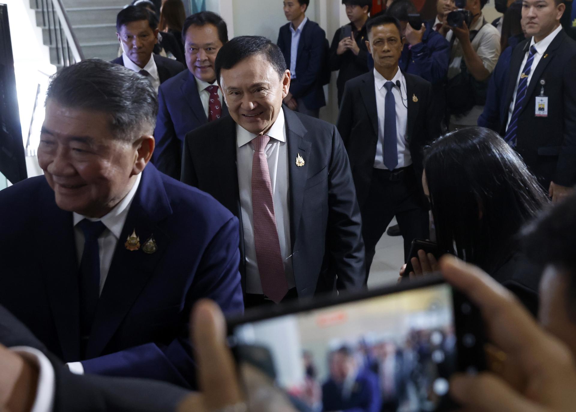 Fotografía de archivo, tomada el 27/05/2025, que muestra al ex primer ministro de Tailandia, Thaksin Shinawatra, en el centro durante un acto en Bangkok. EFE/EPA/NARONG SANGNAK