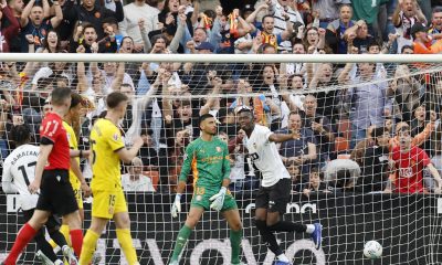 El delantero del Valencia Umar Sadiq (c) celebra tras marcar el 2-0 durante el partido de LaLiga entre Valencia CF y Girona FC celebrado en el estadio de Mestalla, en Valencia. EFE/ Ana Escobar
