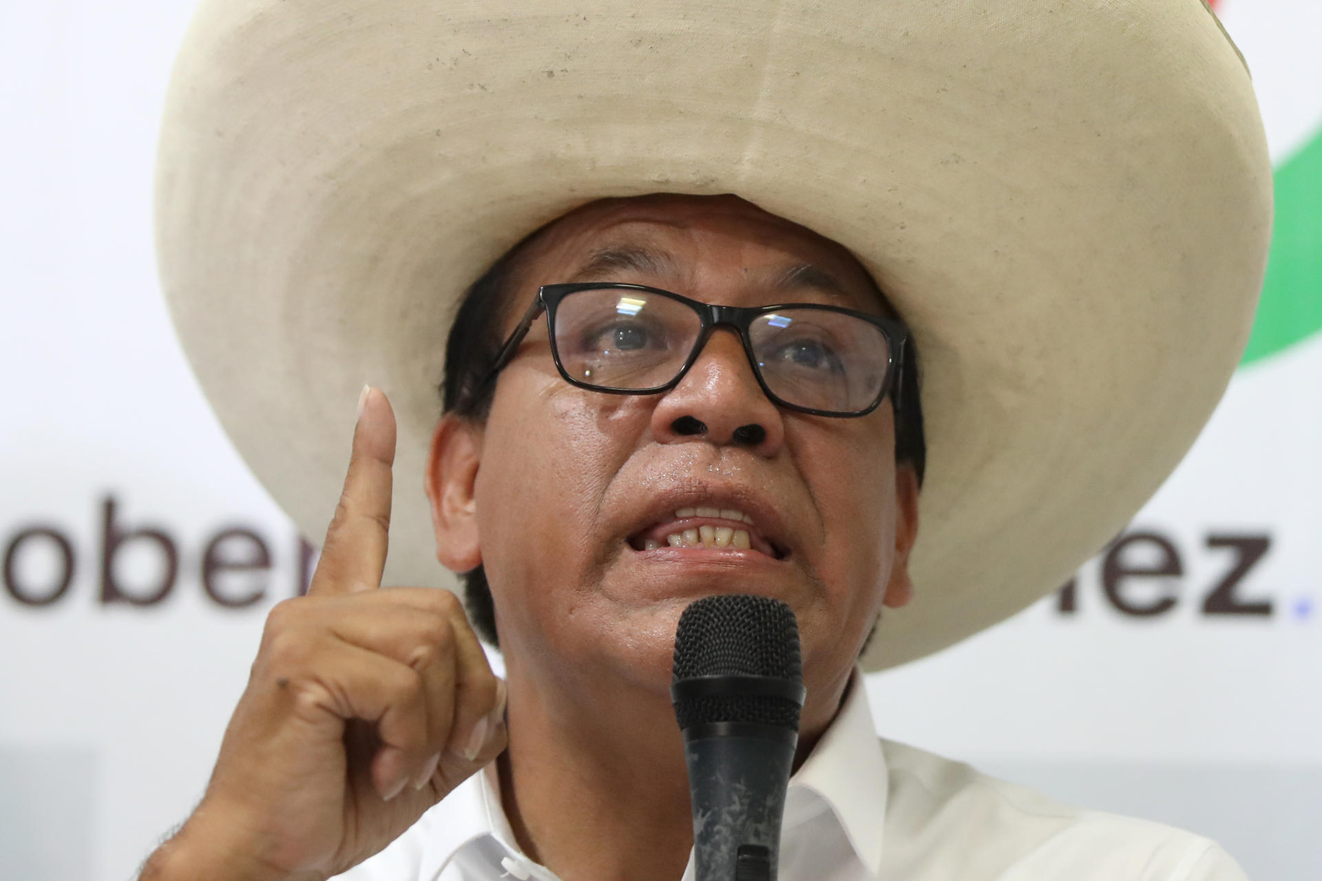 El candidato a la Presidencia de Perú por el partido Juntos por el Perú, Roberto Sánchez, habla durante una rueda de prensa este martes, en Lima (Perú). EFE/ Paolo Aguilar