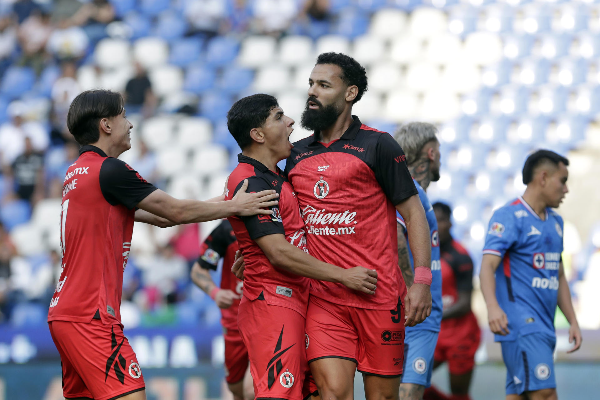 Mourad El Ghezouani (c), de Tijuana, celebra un gol durante un partido por la jornada 15 del torneo Clausura 2026 de la Liga MX en el estadio Cuauhtémoc en Puebla (México). EFE/Hilda Ríos