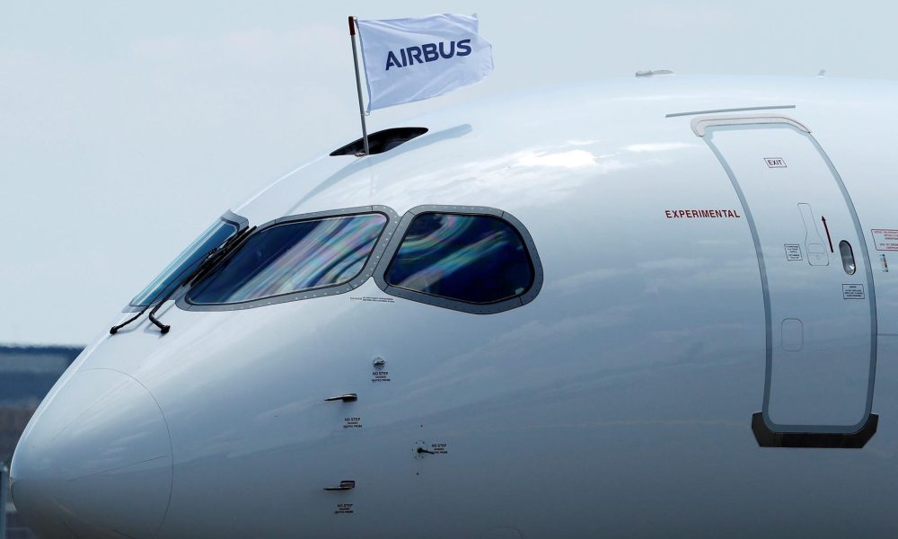 Vista de un avión Airbus A220-300 en Toulouse (Francia) en una imagen de archivo. EFE/ Guillaume Horcajuelo