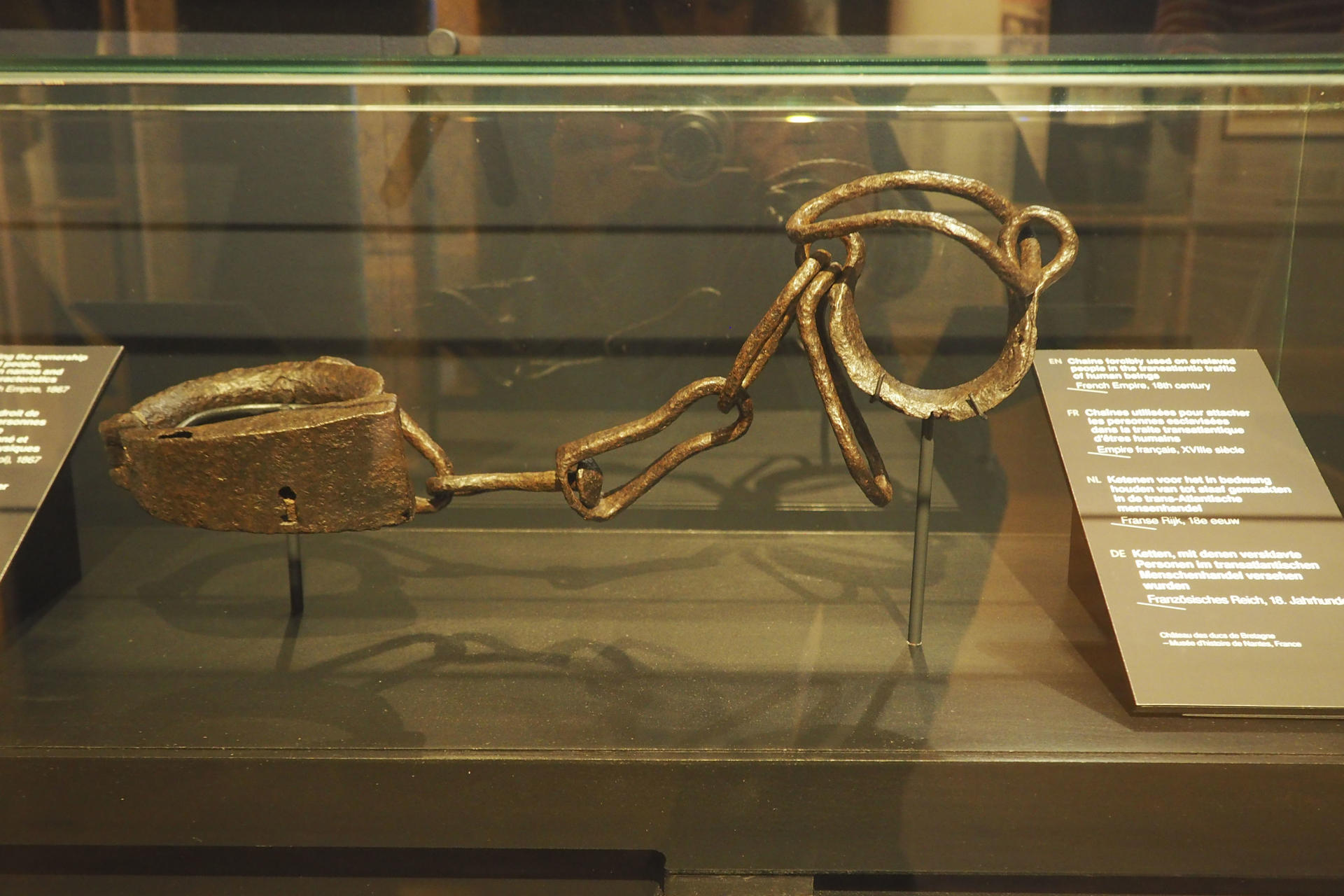 La Casa de la Historia Europea, un museo fundado por el Parlamento Europeo en Bruselas, acoge a partir de este sábado una nueva exposición temporal que pone bajo el punto de mira el pasado colonial de Europa y sus secuelas a día de hoy a través de obras de arte contemporáneo y experiencias personales de sus supervivientes y descendientes. La exposición '¿Poscolonial?' explora así la problemática historia de los imperios europeos que colonizaron territorios por todos los continentes, esclavizaron a sus poblaciones y protagonizaron sangrientas guerras para mantener el control sobre sus recursos. EFE/Paula Andrés