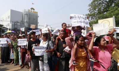 Rangún (Birmania / Myanmar), 17/04/2026.- Familiares de presos portan carteles con los nombres de los reclusos mientras esperan la liberación de sus seres queridos frente a la prisión de Insein en Rangún. El gobierno de Birmania concedió amnistía a 4.335 detenidos en todo el país con motivo del Año Nuevo birmano. EFE/EPA/NYEIN CHAN NAING
