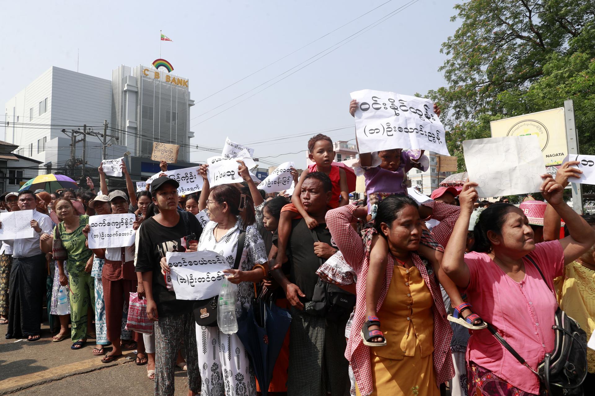 Rangún (Birmania / Myanmar), 17/04/2026.- Familiares de presos portan carteles con los nombres de los reclusos mientras esperan la liberación de sus seres queridos frente a la prisión de Insein en Rangún. El gobierno de Birmania concedió amnistía a 4.335 detenidos en todo el país con motivo del Año Nuevo birmano. EFE/EPA/NYEIN CHAN NAING