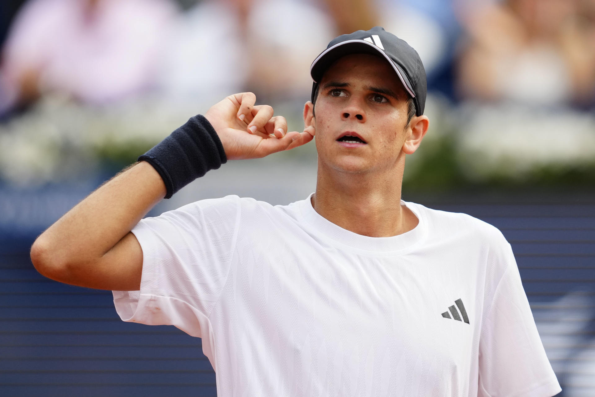 El español Rafael Jódar se enfrenta al francés Arthur Fils en las semifinales del Open Banc de Sabadell - Torneo Conde de Godó, disputadas el pasado 18 de abril. EFE/Alejandro García