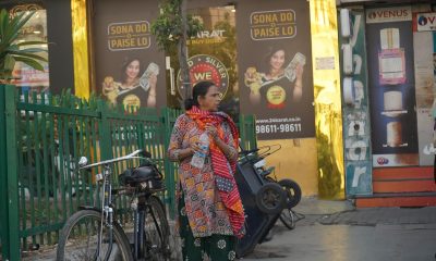 Imagen de una mujer este miércoles refrescándose ante la ola de calor en Nueva Delhi. EFE/Lucía Goñi