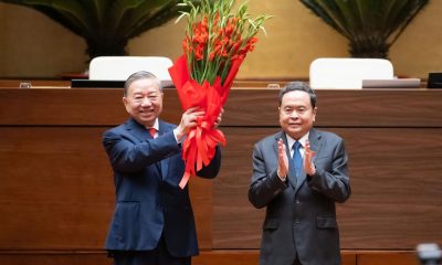 HANÓI (Vietnam), 07/04/2026.- Una fotografía facilitada por la Asamblea Nacional de Vietnam muestra al Secretario General del Partido Comunista de Vietnam, To Lam (izquierda), sosteniendo un ramo de flores junto al Presidente de la Asamblea Nacional, Tran Thanh Man (derecha), después de que To prestara juramento como Presidente de Vietnam durante una sesión de la Asamblea Nacional en Hanói, Vietnam, el 7 de abril de 2026. 
EFE/EPA/NATIONAL ASSEMBLY OF VIETNAM /HANDOUT EDITORIAL USE ONLY/NO SALESHANDOUT EDITORIAL USE ONLY/NO SALES