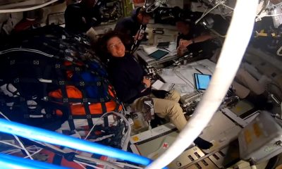 Captura de vídeo cedido por la NASA que muestra a los astronautas Reid Wiseman, Victor Glover, Christina Koch, y Jeremy Hansen, a bordo de la cápsula Orión este lunes, seis días después del inicio de la misión Artemis II. EFE/ NASA