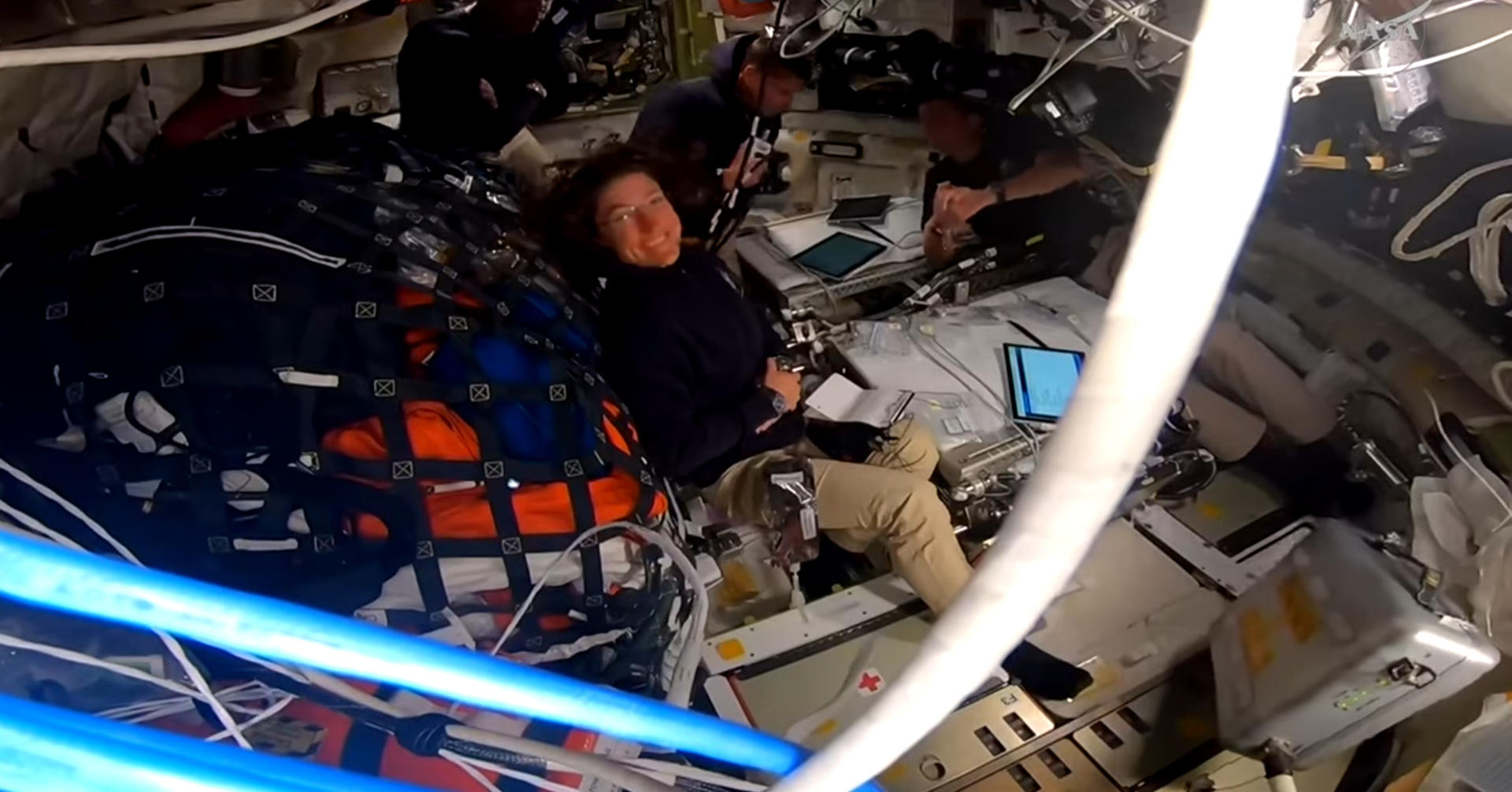 Captura de vídeo cedido por la NASA que muestra a los astronautas Reid Wiseman, Victor Glover, Christina Koch, y Jeremy Hansen, a bordo de la cápsula Orión este lunes, seis días después del inicio de la misión Artemis II. EFE/ NASA