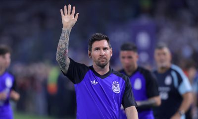 Lionel Messi saluda durante el calentamiento, antes del partido entre Argentina y Zambia en el estadio La Bombonera, en Buenos Aires. EFE/Juan Ignacio Roncoroni