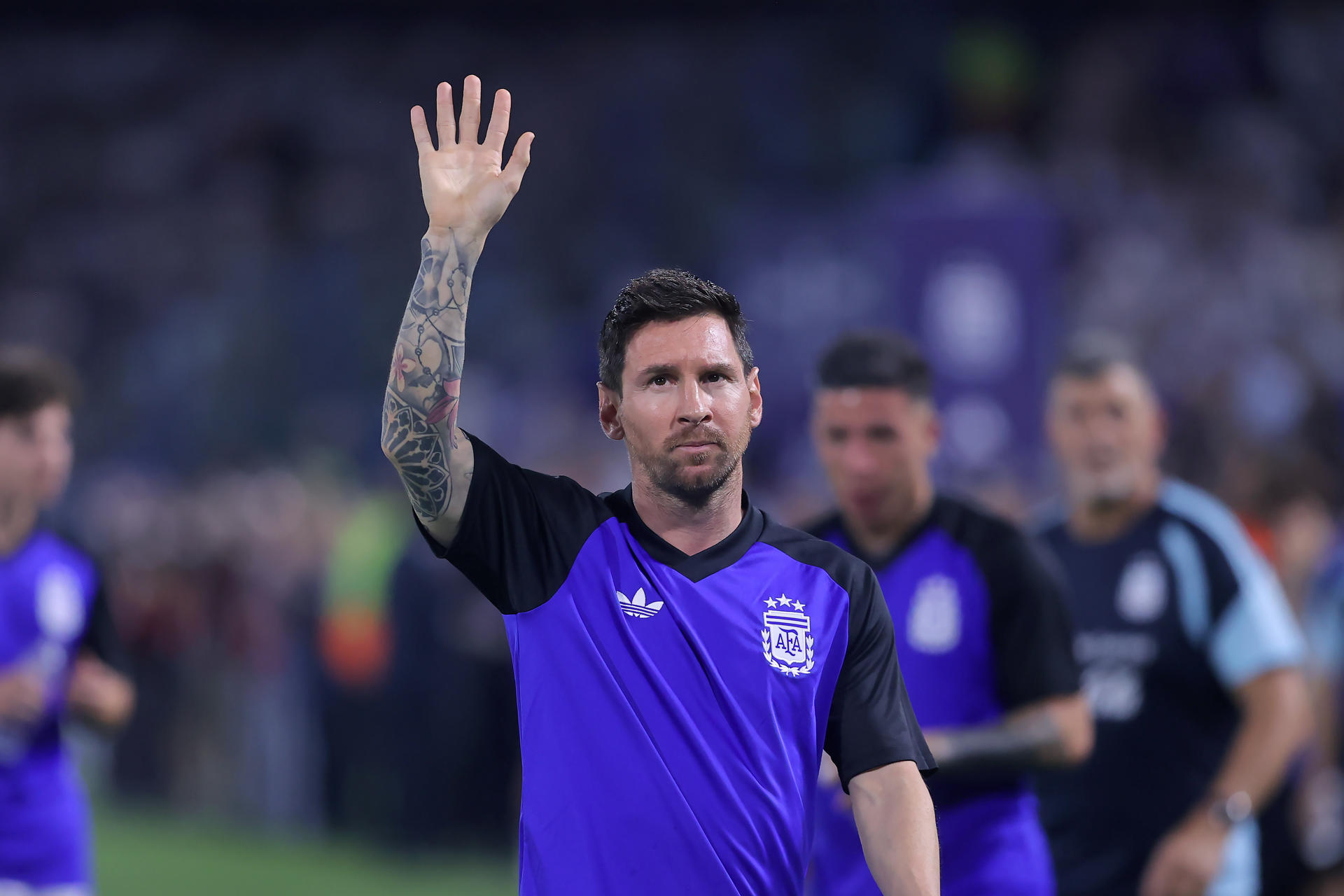 Lionel Messi saluda durante el calentamiento, antes del partido entre Argentina y Zambia en el estadio La Bombonera, en Buenos Aires. EFE/Juan Ignacio Roncoroni