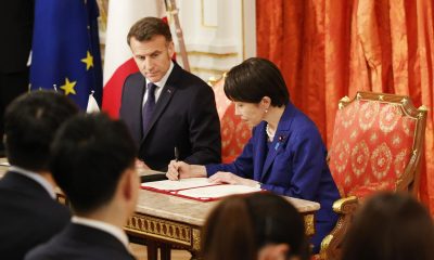 TOKIO (Japón), 01/04/2026.- La primera ministra japonesa, Sanae Takaichi (derecha), firma un documento durante una ceremonia en el Palacio de Akasaka, residencia oficial del gobierno nipón, mientras el presidente francés, Emmanuel Macron (izquierda), observa. EFE/EPA/FRANCK ROBICHON/POOL