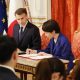 TOKIO (Japón), 01/04/2026.- La primera ministra japonesa, Sanae Takaichi (derecha), firma un documento durante una ceremonia en el Palacio de Akasaka, residencia oficial del gobierno nipón, mientras el presidente francés, Emmanuel Macron (izquierda), observa. EFE/EPA/FRANCK ROBICHON/POOL