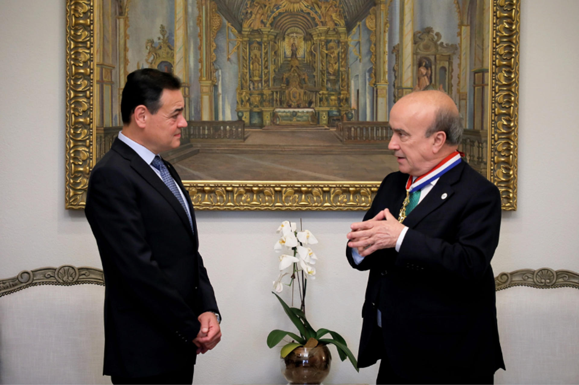 Fotografía cedida por el Ministerio de Relaciones Exteriores de Paraguay de su canciller Rubén Ramírez (i) hablando con el secretario general de la Organización de Estados Iberoamericanos para la Educación, la Ciencia y la Cultura (OEI), Mariano Jabonero, en Asunción (Paraguay). EFE/ Ministerio de Relaciones Exteriores de Paraguay