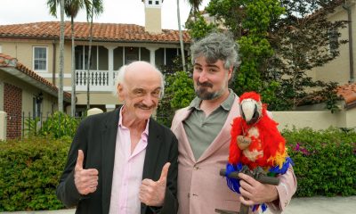 El actor Rubén Rabasa (i) y el director de la comedia 'El viejo y la cotorra', Gabriel de Varona, posan durante una entrevista con EFE este17 de abril de 2026, en Miami (EE.UU). EFE/ Alberto Boal
