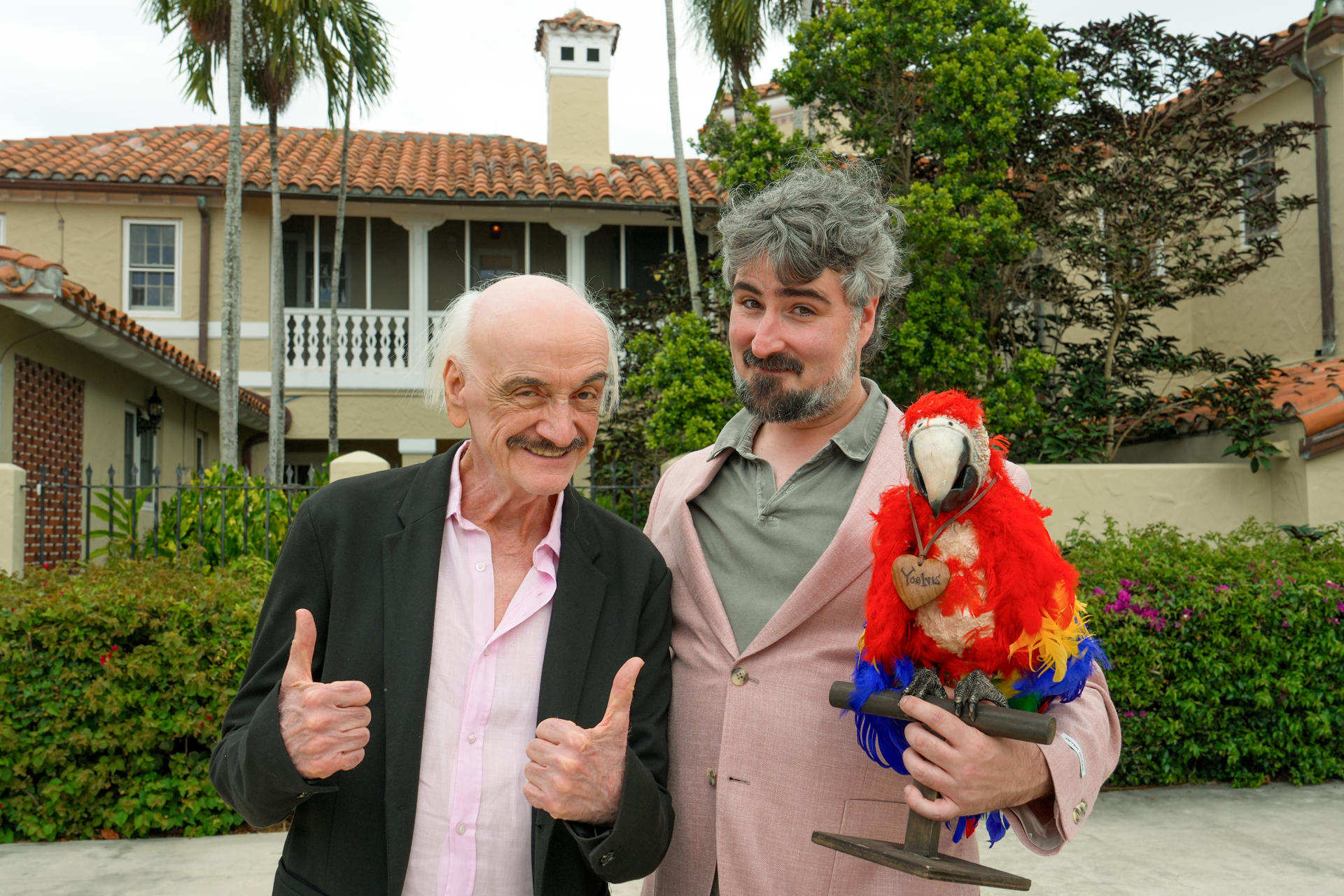 El actor Rubén Rabasa (i) y el director de la comedia 'El viejo y la cotorra', Gabriel de Varona, posan durante una entrevista con EFE este17 de abril de 2026, en Miami (EE.UU). EFE/ Alberto Boal