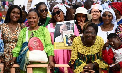 Los fieles esperan la llegada del Papa León XIV para la Santa Misa en el aeropuerto Yaounde-Ville en Yaundé, Camerún, 18 de abril de 2026. EFE/EPA/LUCA ZENNARO
