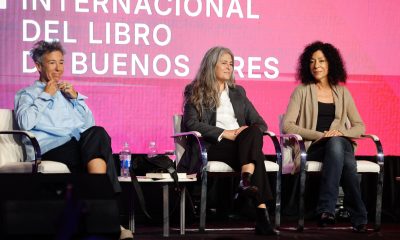 Las escritoras argentinas Gabriela Cabezón Cámara (i), Selva Almada (c) y Leila Guerriero participan en la inauguración de la 50ª edición de la Feria Internacional del Libro de Buenos Aires este jueves, en Buenos Aires (Argentina). EFE/ Juan Ignacio Roncoroni