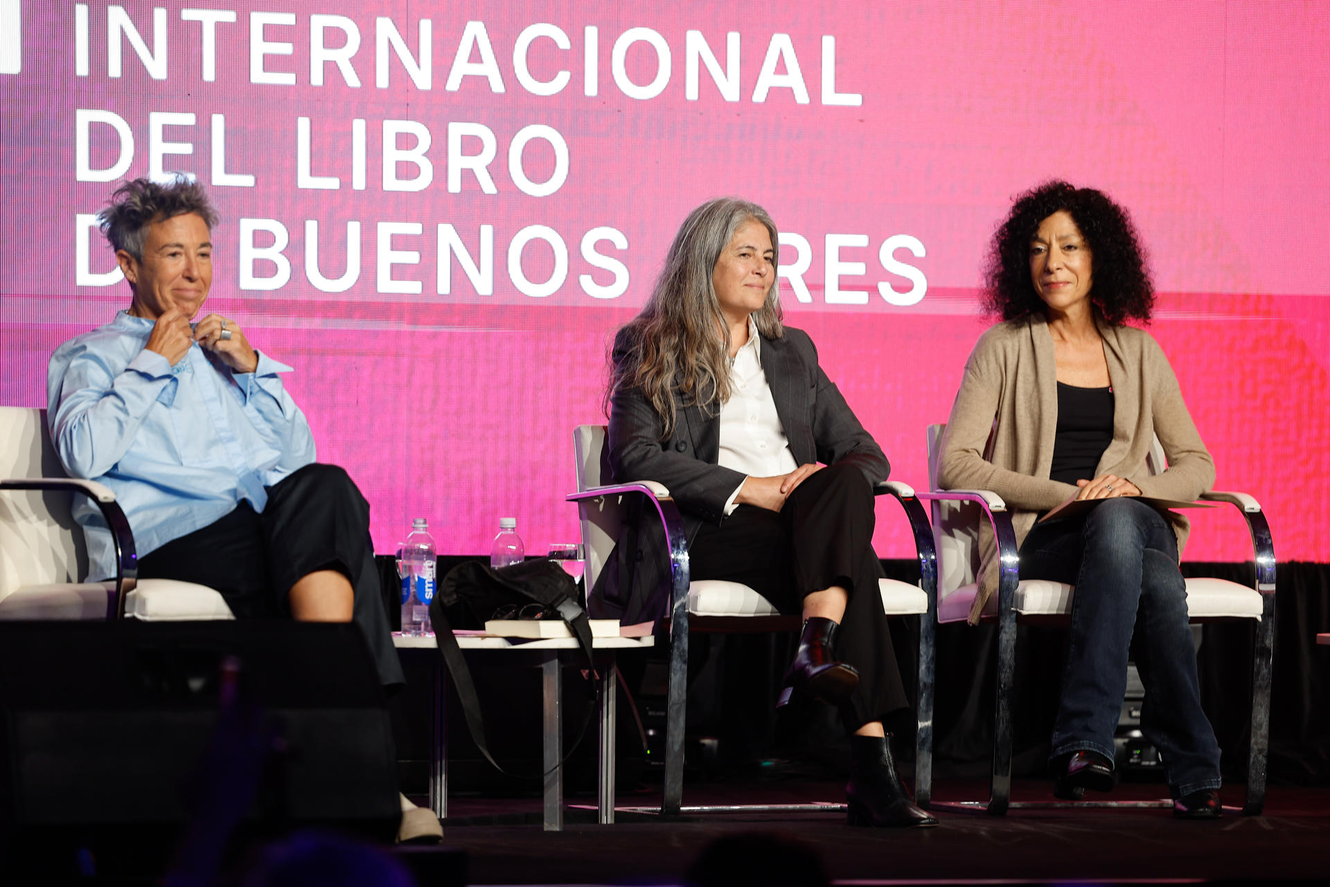 Las escritoras argentinas Gabriela Cabezón Cámara (i), Selva Almada (c) y Leila Guerriero participan en la inauguración de la 50ª edición de la Feria Internacional del Libro de Buenos Aires este jueves, en Buenos Aires (Argentina). EFE/ Juan Ignacio Roncoroni
