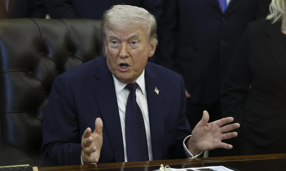 El presidente de Estados Unidos, Donald Trump, responde a una pregunta, en el Despacho Oval de la Casa Blanca, en Washington, D.C., EE.UU., el 23 de abril de 2026. EFE/WILL OLIVER/POOL
