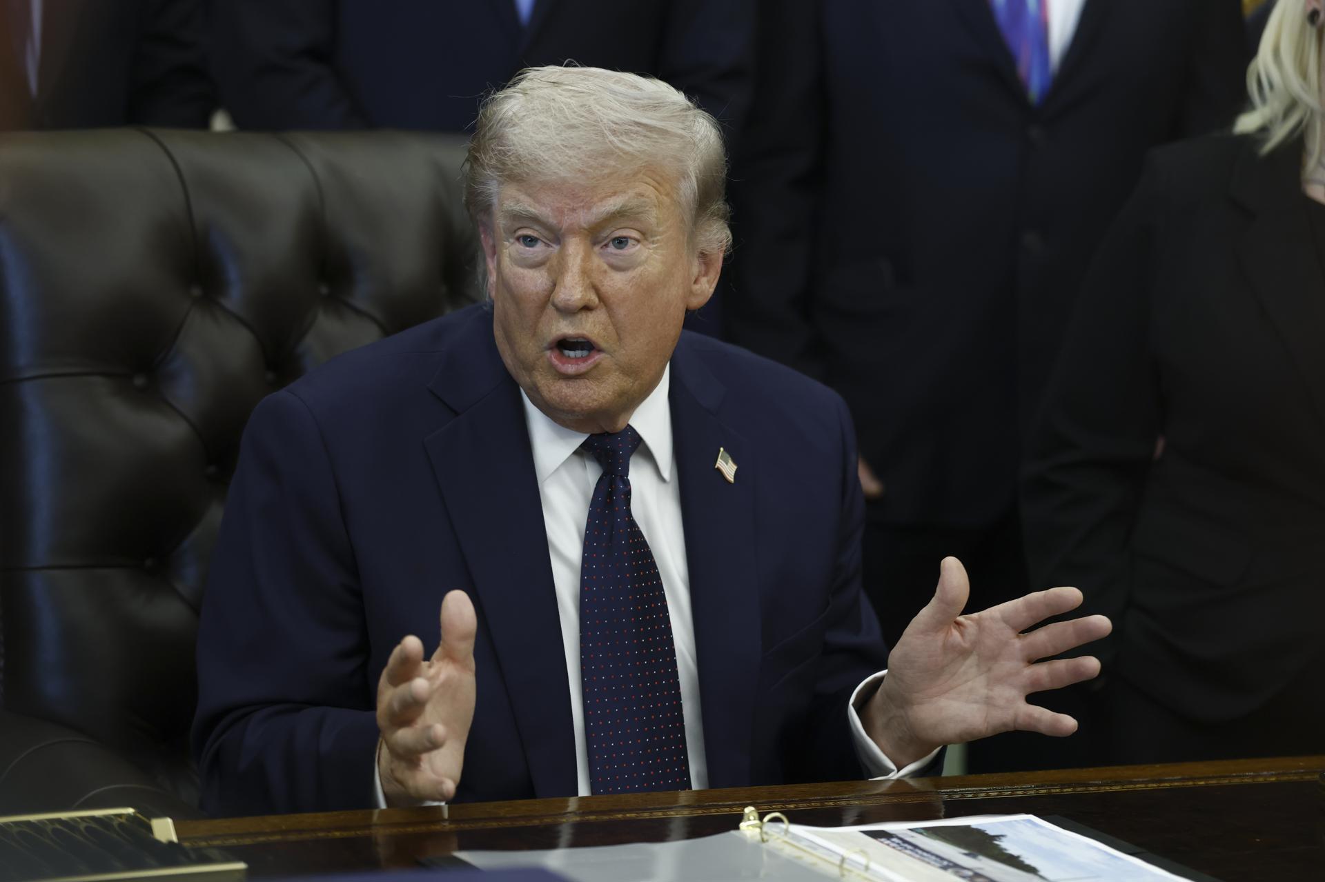 El presidente de Estados Unidos, Donald Trump, responde a una pregunta, en el Despacho Oval de la Casa Blanca, en Washington, D.C., EE.UU., el 23 de abril de 2026. EFE/WILL OLIVER/POOL