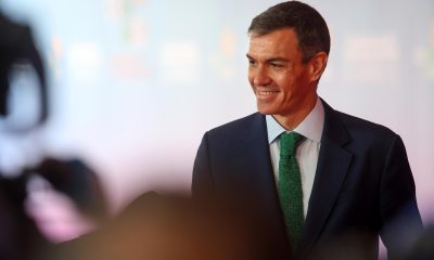 El presidente del Gobierno español, Pedro Sánchez, habla con la prensa durante una reunión informal de los Jefes de Estado y de Gobierno de la UE en Nicosia, Chipre. EFE/EPA/GEORGE CHRISTOFOROU