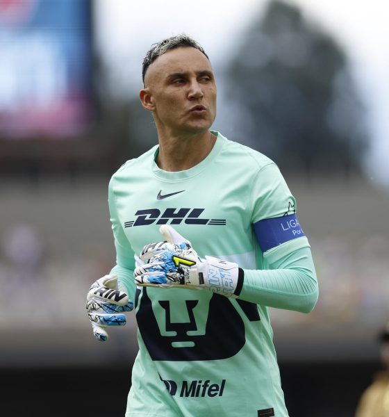 Keylor Navas de Pumas calienta previo a un partido de la Liga MX en el estadio Olímpico Universitario en Ciudad de México (México). Fotografía de archivo. EFE/Sáshenka Gutiérrez