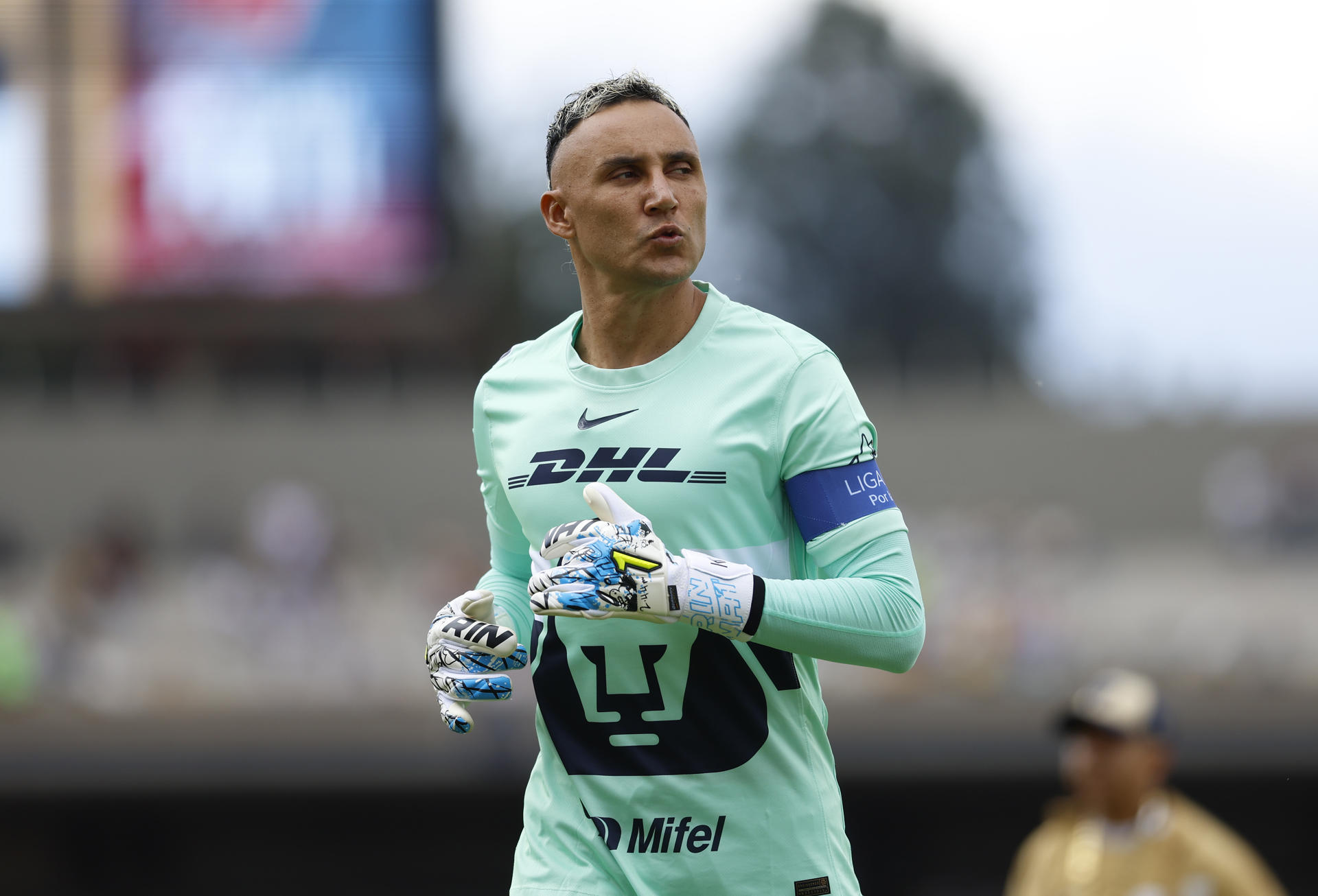 Keylor Navas de Pumas calienta previo a un partido de la Liga MX en el estadio Olímpico Universitario en Ciudad de México (México). Fotografía de archivo. EFE/Sáshenka Gutiérrez