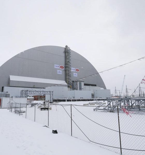 Vista general del sarcófago protector colocado sobre el cuarto reactor de la central nuclear de Chernóbil, en Ucrania. Imagen de archivo. EFE/SERGEY DOLZHENKO