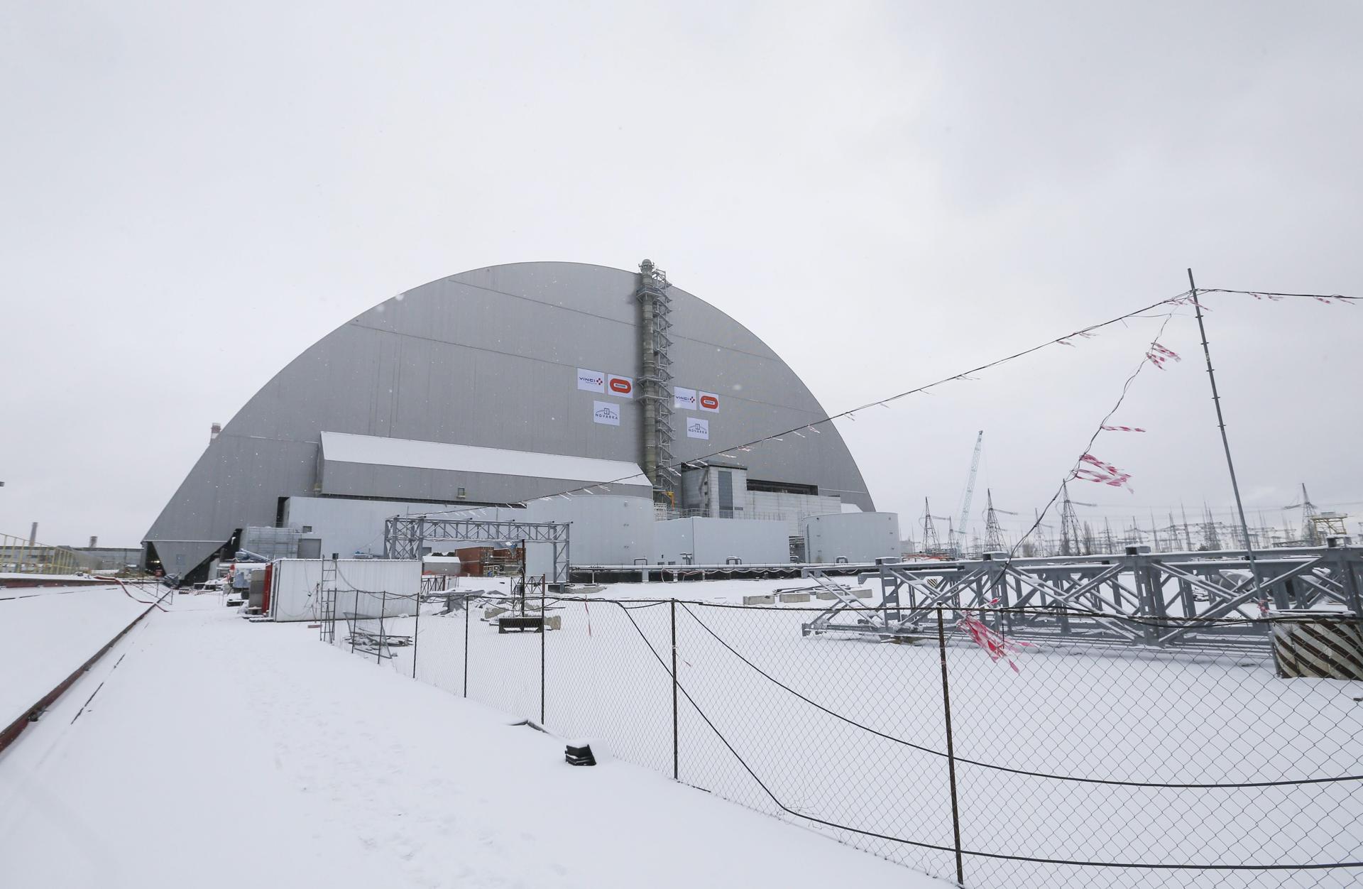 Vista general del sarcófago protector colocado sobre el cuarto reactor de la central nuclear de Chernóbil, en Ucrania. Imagen de archivo. EFE/SERGEY DOLZHENKO