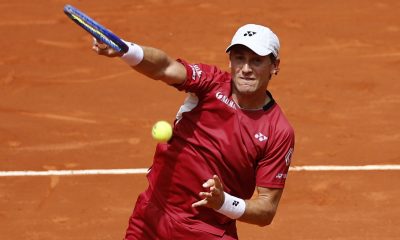 El noruego ÇCasper Ruud devuelve la bola al español Jaume Munar durante la segunda ronda del Mutua Madrid Open, disputado este sábado en la Caja Mágica, en Madrid. EFE/ Sergio Pérez