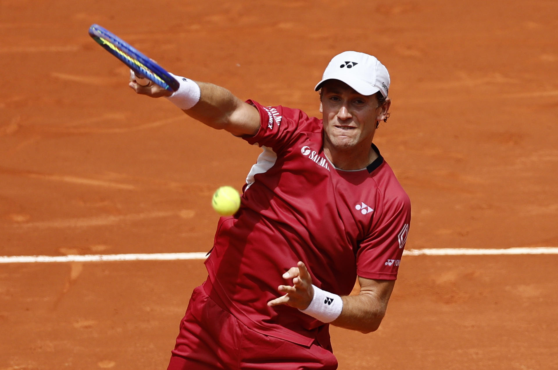 El noruego ÇCasper Ruud devuelve la bola al español Jaume Munar durante la segunda ronda del Mutua Madrid Open, disputado este sábado en la Caja Mágica, en Madrid. EFE/ Sergio Pérez