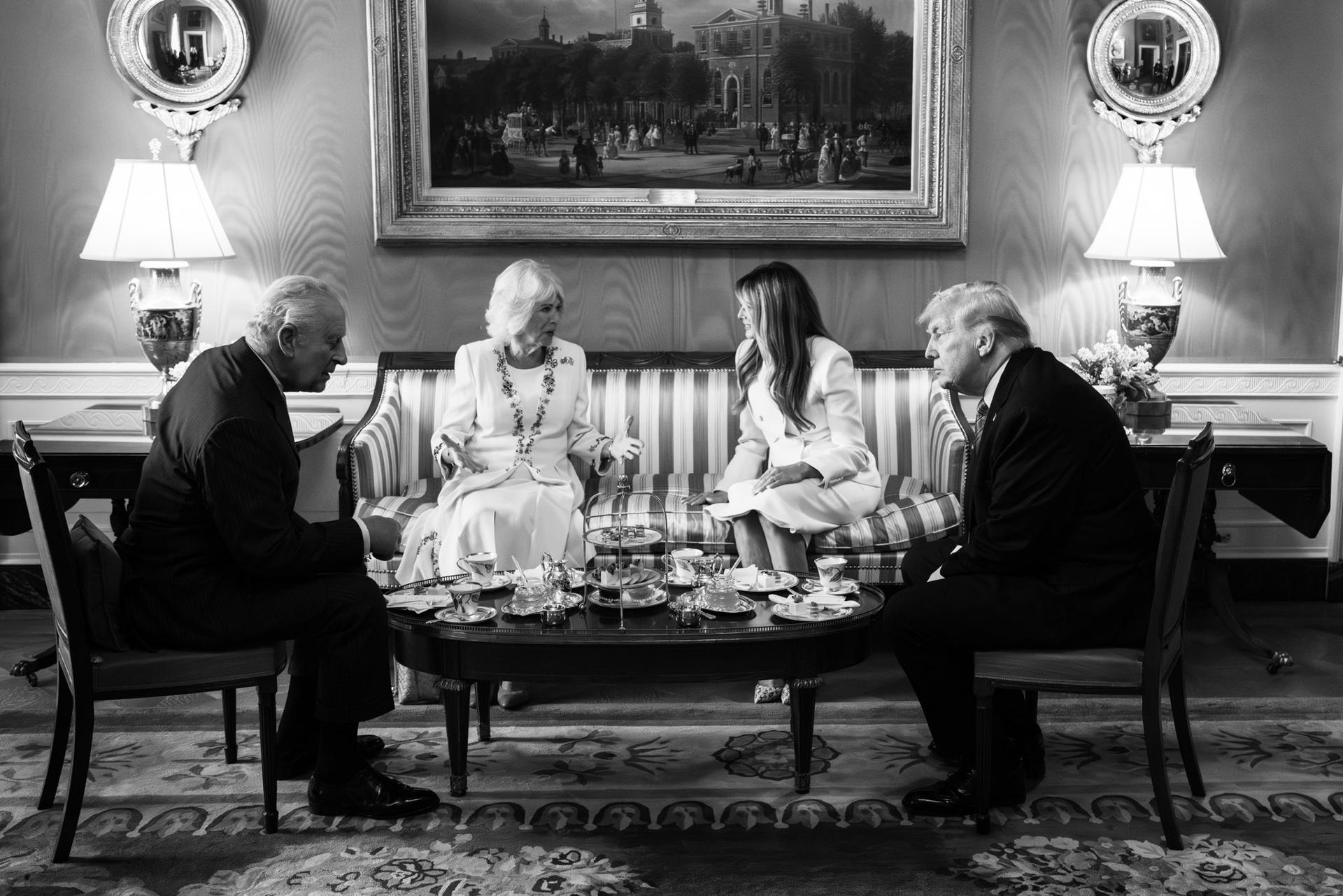 Fotografía publicada en la cuenta oficial de la primera dama Melania Trump que muestra al presidente de Estados Unidos, Donald Trump (d), y a su esposa Melania junto a los reyes británicos, Carlos III y Camila, tomando té en el Salón Verde de la Casa Blanca en primero de los cuatro días de su visita de Estado. EFE/ Oficina de la primera dama de EE.UU.  - SOLO USO EDITORIAL/SOLO DISPONIBLE PARA ILUSTRAR LA NOTICIA QUE ACOMPAÑA (CRÉDITO OBLIGATORIO) -