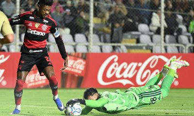 Pedro Díaz (d), golero del Cusco, controla el balón ante el asedio de un jugador del Flamengo este miércoles en un partido de la Copa Libertadores en el estadio Inca Garcilaso de la Vega. EFE/ Paloma Del Solar