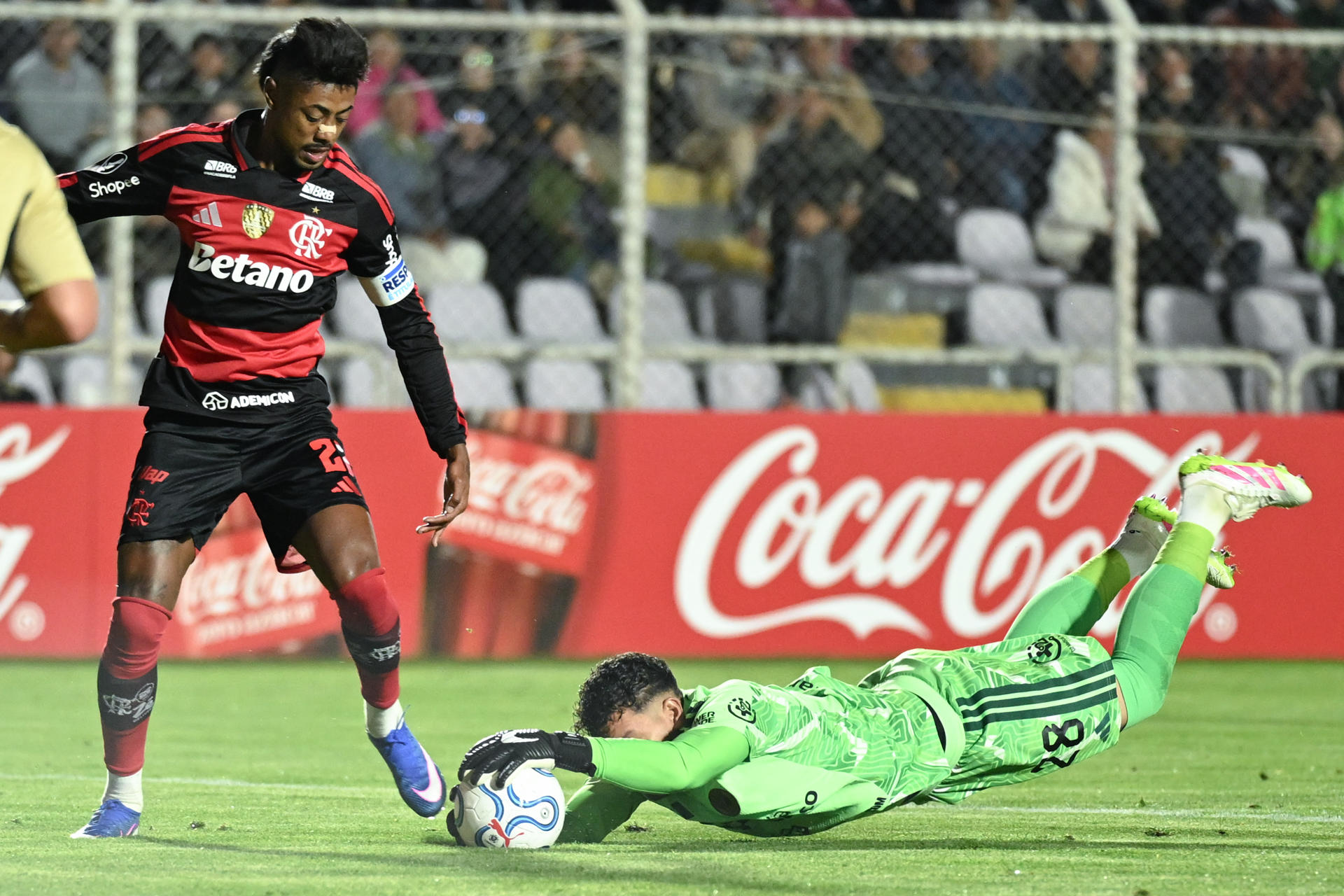 Pedro Díaz (d), golero del Cusco, controla el balón ante el asedio de un jugador del Flamengo este miércoles en un partido de la Copa Libertadores en el estadio Inca Garcilaso de la Vega. EFE/ Paloma Del Solar