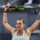 La tenista bielorrusa Aryna Sabalenka durante su encuentro ante la rumana Jaqueline Cristian correspondiente a la ronda de 32 del Mutua Madrid Open, este sábado en la Caja Mágica de Madrid. EFE/ Chema Moya