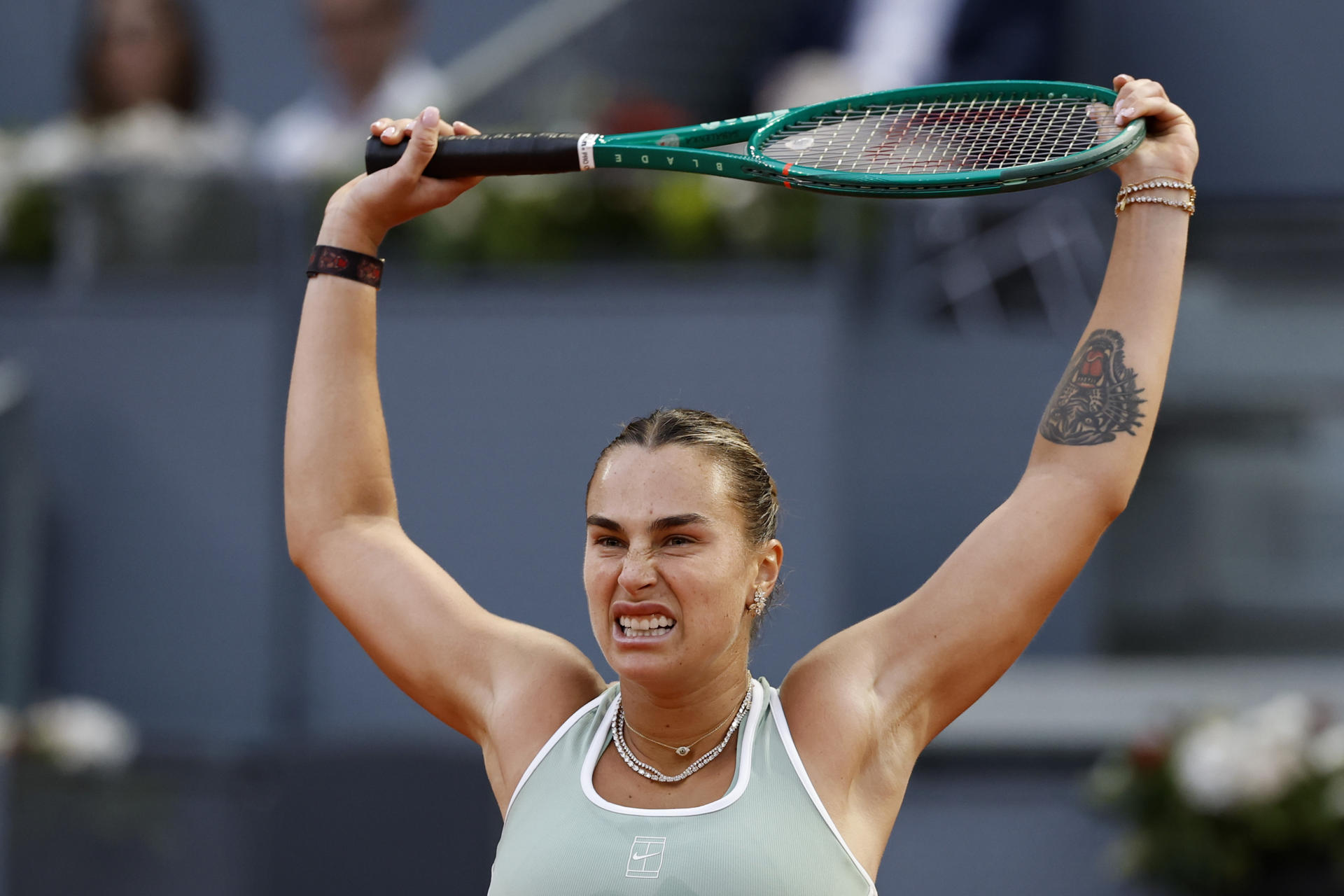 La tenista bielorrusa Aryna Sabalenka durante su encuentro ante la rumana Jaqueline Cristian correspondiente a la ronda de 32 del Mutua Madrid Open, este sábado en la Caja Mágica de Madrid. EFE/ Chema Moya