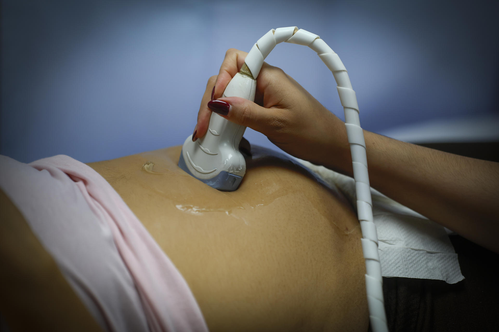 Una mujer embarazada se realiza un ultrasonido en una imagen de archivo. EFE/ Francisco Guasco