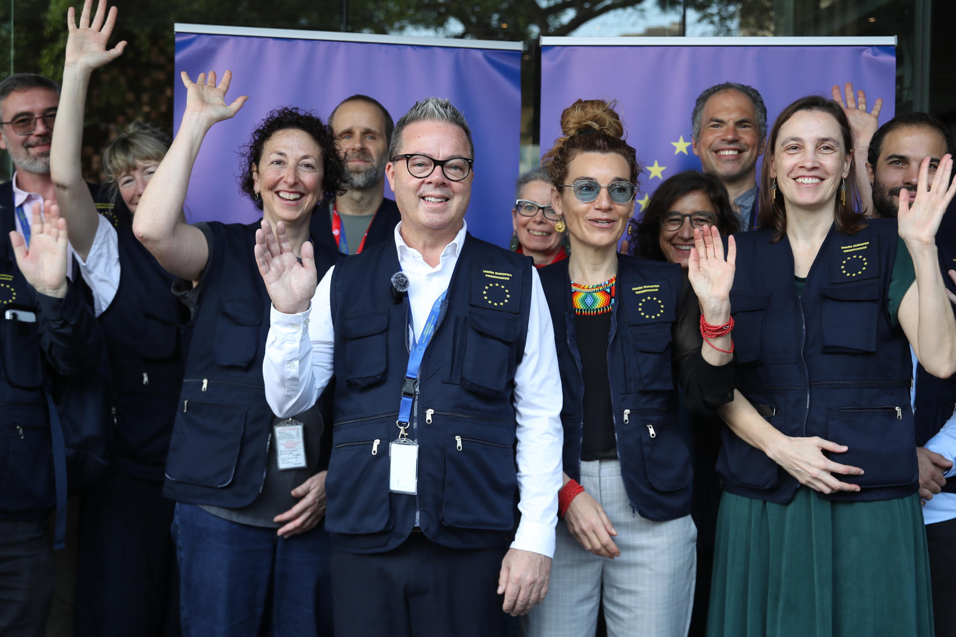 Integrantes de la Misión de Observación Electoral de la Unión Europea (UE) saludan antes de dirigirse a varios centros de votación a nivel nacional este martes, en Lima (Perú). EFE/ Paolo Aguilar