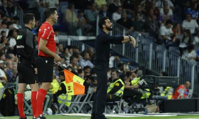 El entrenador del Real Madrid, Álvaro Arbeloa (dcha), da instrucciones a sus jugadores durante el partido de la jornada 33 de LaLiga disputado ante el Deportivo Alavés en el estadio Santiago Bernabéu, en Madrid. EFE/J.J. Guillén