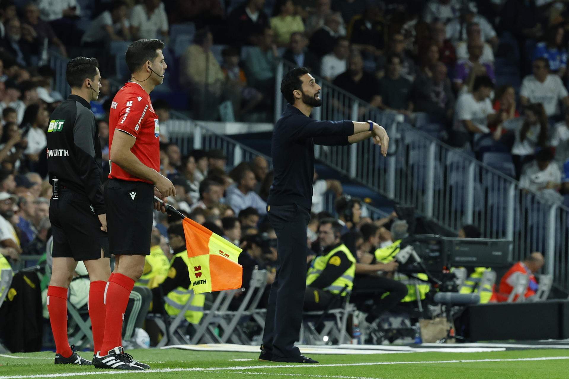 El entrenador del Real Madrid, Álvaro Arbeloa (dcha), da instrucciones a sus jugadores durante el partido de la jornada 33 de LaLiga disputado ante el Deportivo Alavés en el estadio Santiago Bernabéu, en Madrid. EFE/J.J. Guillén