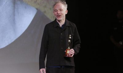 El director de cine británico Ben Rivers posa con una estatuilla de la India Catalina como tributo a su trayectoria artística, este jueves durante una ceremonia del Festival Internacional de Cine de Cartagena de Indias (Ficci) en Cartagena (Colombia). EFE/ Ricardo Maldonado Rozo