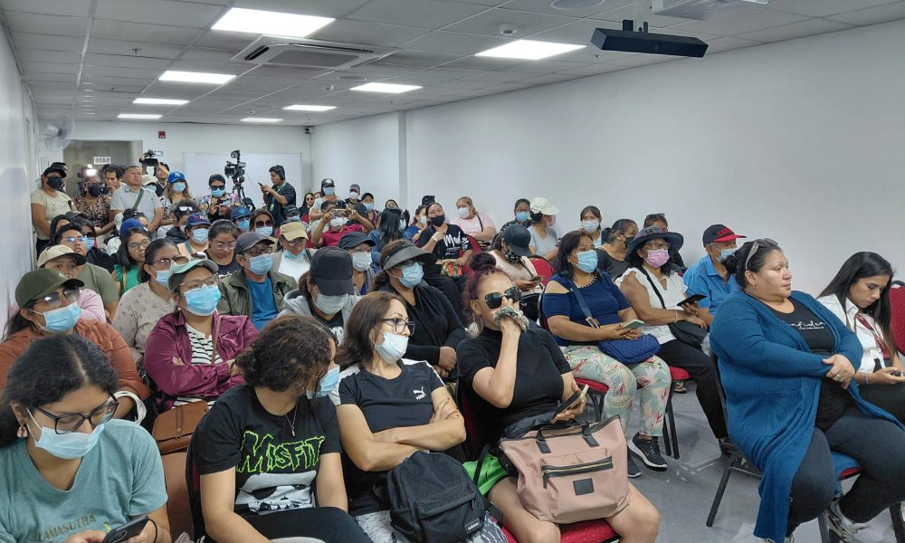 Familiares de ciudadanos peruanos que están en la guerra en Ucrania participan en una reunión en Lima (Perú). EFE/ Paula Bayarte