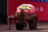 La atleta etíope Tigst Assefa besa el suelo tras ganar el maratón de Londres. con récord del mundo incluido (2:15:41). EFE/EPA/NEIL HALL
