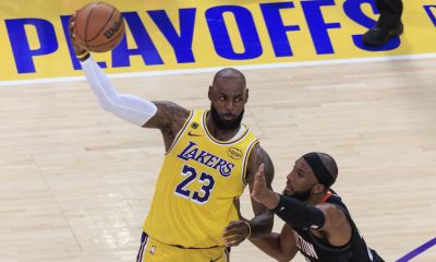 LeBron James (i), de Los Angeles Lakers, disputa un balón con Clint Capela (d), de los Houston Rockets, durante el primer partido de la serie de eliminatorias de la NBA entre Houston Rockets y Los Angeles Lakers en el Crypto.com Arena de Los Ángeles, California (Estados Unidos). EFE/Ariana Ruiz