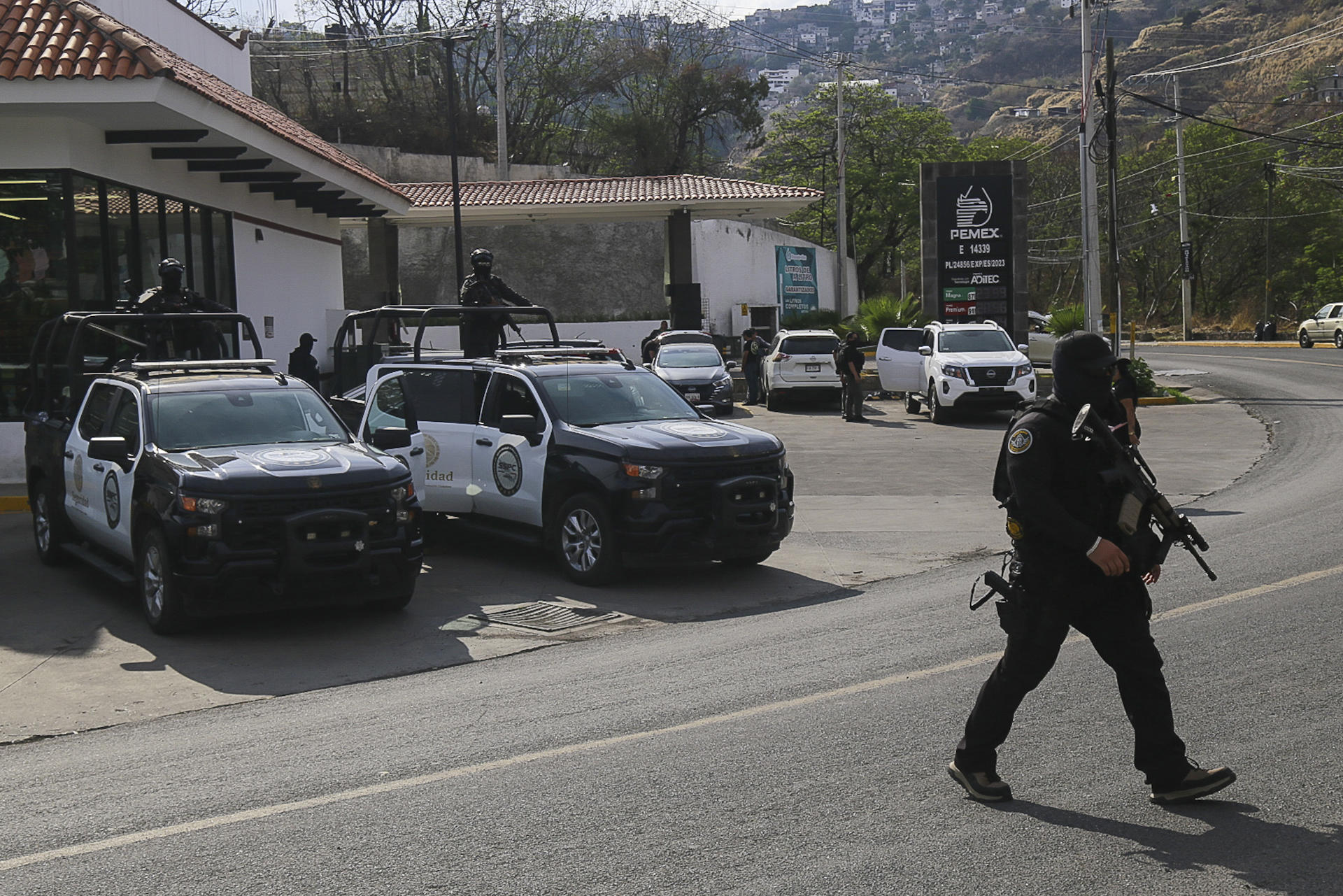 Elementos de la policía estatal participan en un operativo de búsqueda de Juan Andrés Vega Carranza, presidente municipal de Taxco de Alarcón, y su padre, Juan Vega Arredondo, este lunes en el estado sureño de Guerrero (México). EFE/ José Luis de la Cruz