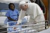 Una fotografía facilitada por Medios de comunicación de Vaticano muestra al papa León XIV durante su visita privada al Hospital Católico San Pablo de Douala, en Camerún, el 17 de abril de 2026. EFE/EPA/VATICAN MEDIA / SOLO USO EDITORIAL / NO VENTAS
